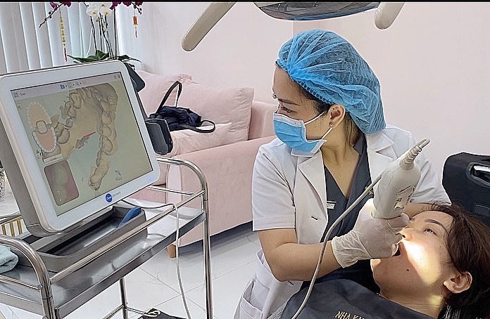 Khách hàng niềng răng Invisalign tại Nha khoa 360 Dental