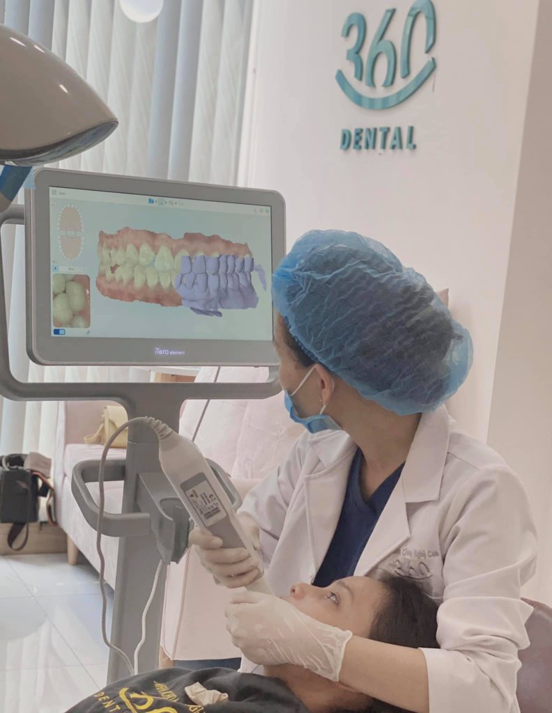 Bác sỹ chăm sóc bệnh nhân tại Nha khoa 360 Dental