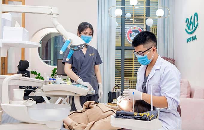 Bác sỹ chăm sóc bệnh nhân tại Nha khoa 360 Dental